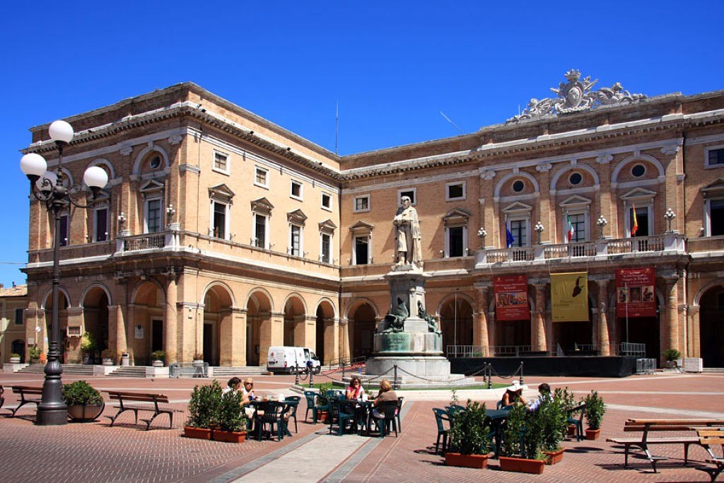 Recanati_piazza_Leopardi