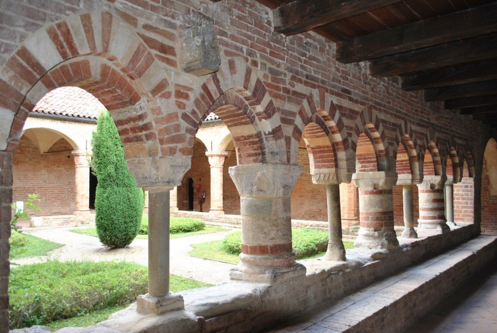 Abbazia_Santa_Maria_Vezzolano_chiostro