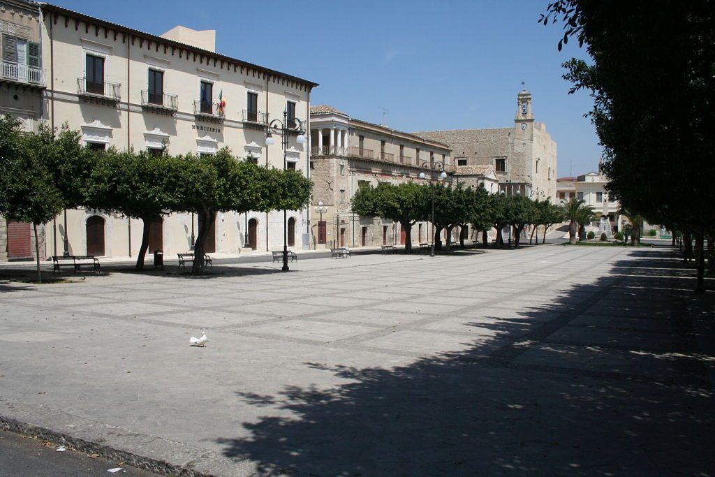 Favara, Piazza Cavour e Castello Chiaramonte