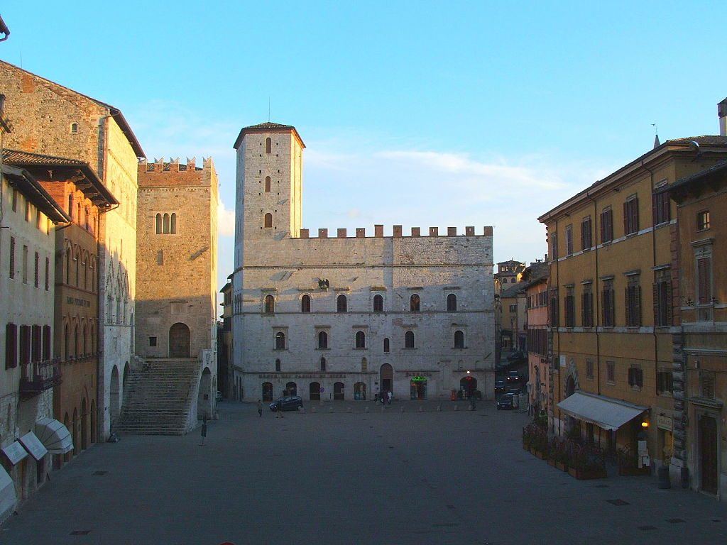 Todi-Piazza_del_Popolo-Palazzo_dei_Priori_opt