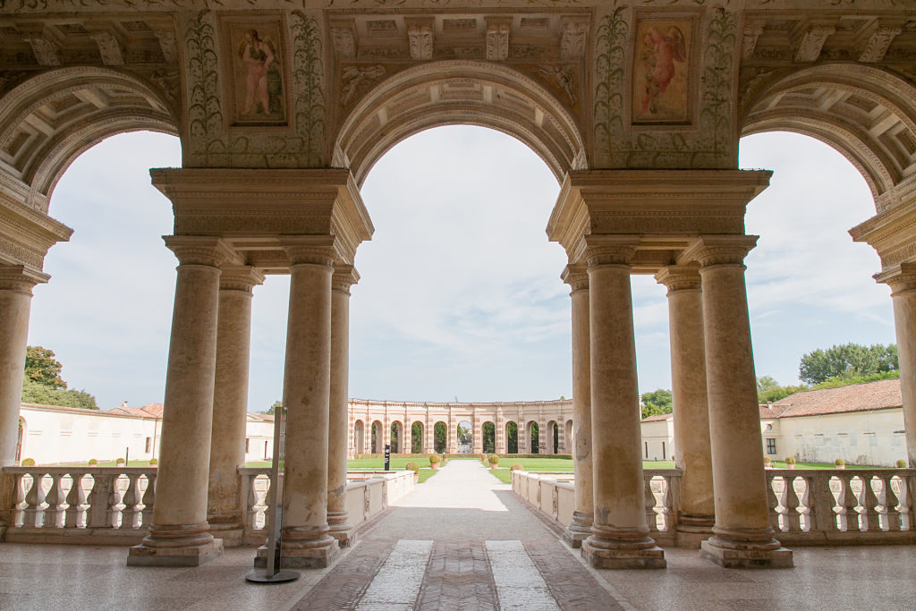 Palazzo_Te_-_Veduta_del_giardino_interno_opt