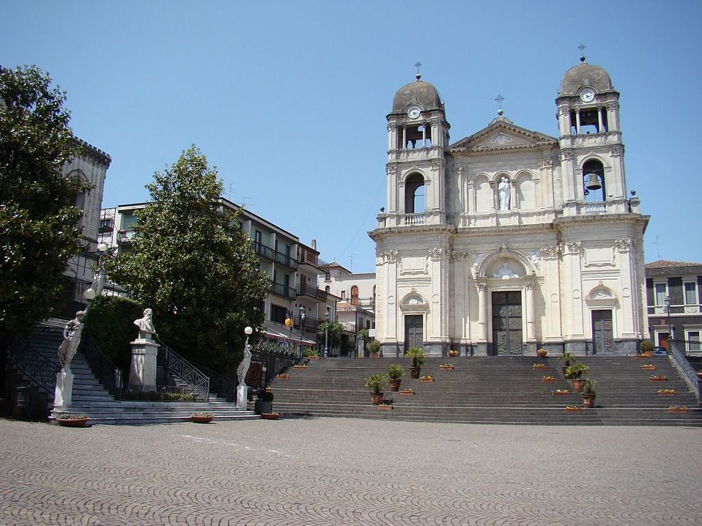 1280px-Zafferana_Piazza_Umberto_opt