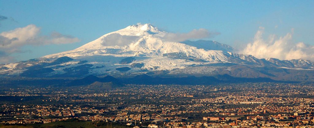 Mt_Etna_and_Catania1_opt